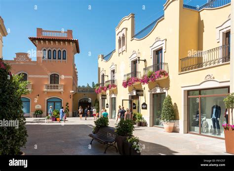 fotos de mango outlet la roca del vallès